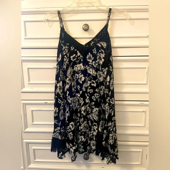 Black and White Dress. - Picture 5 of 5